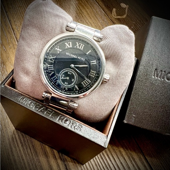 I have just way too many watches… but they are all well kept and gorgeous - Picture 4 of 4